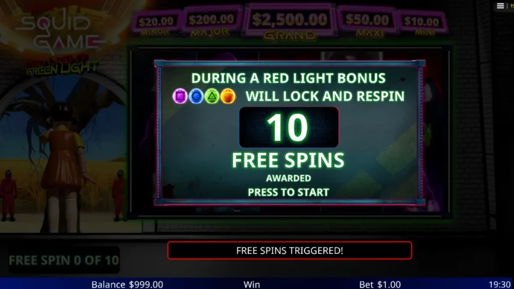 Tampilan visual slot Squid Game: Red Light, Green Light dengan elemen piggy bank dan suasana playground.